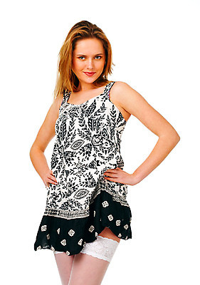 포토 JPG 해외이미지 1 옷 여자 행복 얼굴 백그라운드 한명 웃음 사람 성인 빨간색 유행 활발 흰색 오픈 입 어깨 싱글 여름옷 고립 진짜 해외202004 해외포토 감정 컬러 컨셉 표정 신체부위 파일형식 여름_계절 이미지허브