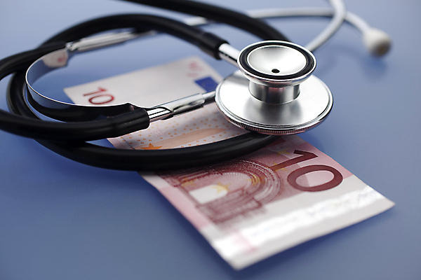 포토 JPG 해외이미지 스튜디오촬영 직업 남자 종이 유니폼 지폐 돈 청진기 청소년 넥타이 독일 병원 사람 성인 사람없음 금융 약 건강관리 달러 장비 저축 의사 유로 흰색 재산 질병 파란배경 작업도구 고립 스테인레스 수수료 해외202004 해외포토 잡화 옷 유럽 컬러 백그라운드 의학 의료기기 실내 건강 관리 경제 파란색 의료진 도구 요금 파일형식 이미지허브