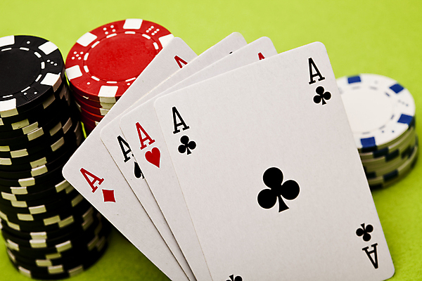 포토 JPG 해외이미지 실내 사람없음 트럼프 포커칩 도박 카지노 겜블 초록배경 해외202004 해외포토 백그라운드 내부 초록색 놀이용품 포커 파일형식 이미지허브