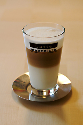 포토 JPG 해외이미지 커피 음료 유리 아침 콩 사람없음 컵 반사 갈색 초콜릿 숟가락 검은색 어둠 이탈리아 거품 카페 우유 머그컵 흰색 신선 뜨거움 닫기 달콤 맛 아침식사 크림 아로마 카푸치노 에스프레소 내추럴 고립 라떼 모카 카페인 스타일 해외202004 해외포토 주간 식기 유럽 컬러 컨셉 모션 재질 디저트 유제품 곡류 수저 상점 식사 파일형식 이미지허브