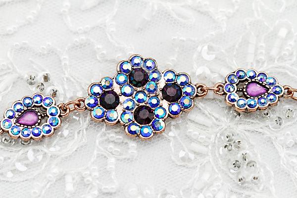 포토 JPG 해외이미지 여자 목걸이 장신구 선물 사람없음 장식 빛 유행 보라색 귀걸이 검은색 바위 흰색 화려 고급 우아함 보석 구슬 심볼 다이아몬드 목 고립 백금 오리지널 특별함 팬던트 해외202004 해외포토 컬러 컨셉 사람 신체부위 돌_바위 광석 파일형식 이미지허브