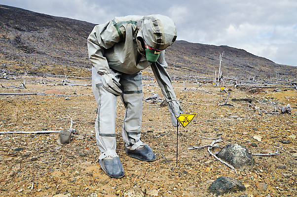 포토 JPG 해외이미지 나무 장갑 유니폼 자연 건조 한명 서기 사람 정장 야외 목재 환경 회색 죽음 보호 숲 위험 언덕 부식 가뭄 생태학 화학물질 해외202004 해외포토 식물 1 잡화 옷 교육 컬러 컨셉 재료 모션 날씨 화학 생태계 파일형식 이미지허브