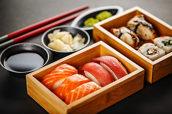 포토 JPG 해외이미지 젓가락 검은배경 실내 사람없음 초밥 나무상자 고추냉이 간장 종지 모듬초밥 롤스시 생강초절임 세트메뉴 연어초밥 일본음식 해외202004 참치초밥 해외포토 그릇 음식 백그라운드 수저 내부 상자 검은색 양념 메뉴 연어 모듬 절임 파일형식 이미지허브