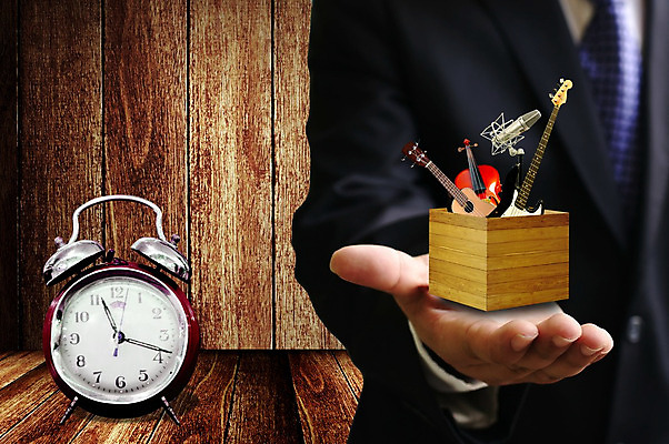 포토 JPG 해외이미지 손 악기 음악 시계 비즈니스 교실 학교 벽지 휴식 기술 선물 한명 풍경 상자 상점 교사 소리 방 시험 자명종 기구 기타 시간 작업 비즈니스맨 가르침 클래식 강의 바이올린 마이크 시작 대학교 기회 쇼 대회 타이머 뮤지컬 베이스 제의 이론 해외202004 해외포토 직업 1 교육 남자 음향기기 컨셉 현악기 문화예술 사람 신체부위 알람 직장인 파일형식 이미지허브