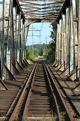 포토 JPG 해외이미지 구름 유럽 선 여행 하늘 넥타이 풍경 사람없음 목재 초록색 여름 파란색 금속 바위 흰색 철 장면 폴란드 구름다리 방법 선로 옛날 직진 철강 해외202004 해외포토 자연요소 나무 잡화 계절 나라 컬러 재료 재질 돌_바위 다리_건축물 파일형식 이미지허브