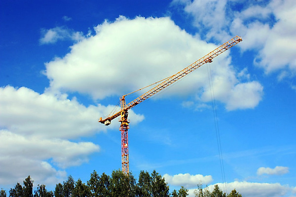 포토 JPG 해외이미지 산업 비즈니스 건축양식 하늘 사람없음 파란색 노란색 탑 금속 기계 장비 도시 업무 큼 땅 기중기 공학 개발 철강 해외202004 해외포토 건축물 교육 건축 컬러 재질 작업 중장비 크기 파일형식 이미지허브