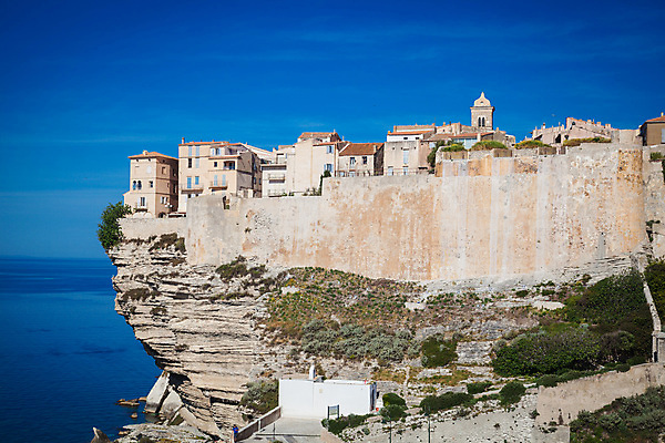 포토 JPG 해외이미지 캐릭터 유럽 모래 바다 자연 하늘 휴가 주택 풍경 사람없음 물 파란색 마을 어둠 프랑스 바위 흰색 저녁 땅 지중해 내추럴 코르시카 해외202004 해외포토 자연요소 나라 컬러 섬 건물 돌_바위 야간 생태계 파일형식 이미지허브