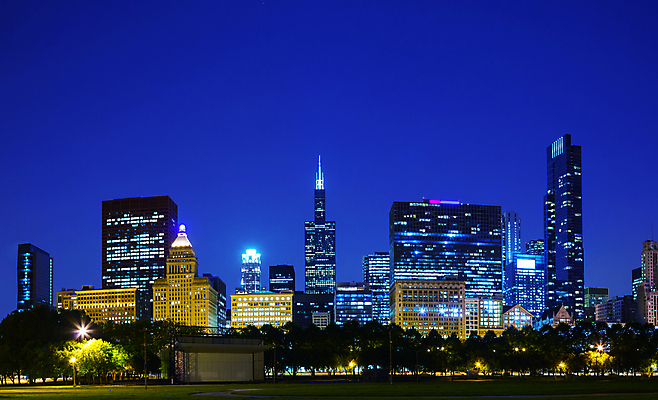 포토 JPG 해외이미지 외관 공원 건축양식 하늘 파노라마 사람없음 야외 건물 금융 파란색 빛 도시풍경 사무실 탑 고층빌딩 미국 황혼 새벽 도시 도심 야간 스카이라인 빛망울 시카고 해외202004 해외포토 자연요소 건축물 공공시설 건축 컬러 북아메리카 비즈니스 촬영기법 풍경 빌딩 경제 일몰 파일형식 이미지허브