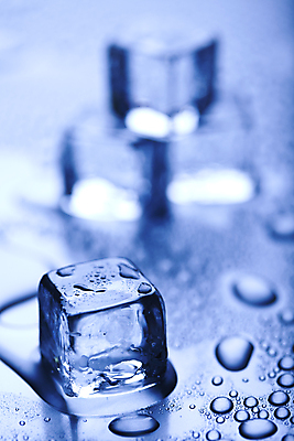 포토 JPG 해외이미지 음료 유리 따뜻함 사람없음 물 파란색 블록 젖음 칵테일 투명 액체 그룹 시원함 큐브 오브젝트 고체 해외202004 해외포토 자연요소 컬러 재질 주류 파일형식 이미지허브