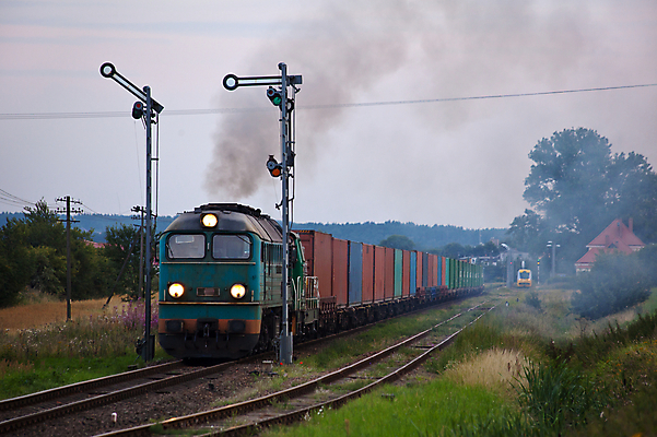 포토 JPG 해외이미지 주간 풍경 사람없음 야외 기찻길 기차 시골 연기 매연 흐림 해외202004 해외포토 자연요소 육상교통 날씨 대중교통 환경오염 파일형식 이미지허브