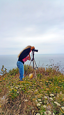 포토 JPG 해외이미지 계절 행복 백그라운드 자연 하늘 한명 사람 야외 농작물 컬러풀 금발 노란색 카메라 환경 사진촬영 봄 자유 시골 언덕 질감 삼각대 내추럴 해외202004 해외포토 1 헤어스타일 감정 컬러 컨셉 농업 전자제품 촬영 생태계 파일형식 이미지허브
