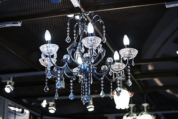 포토 JPG 해외이미지 조명 실내 사람없음 화려 고급 우아함 크리스탈 천장 샹들리에 해외202004 해외포토 컨셉 내부 광석 파일형식 이미지허브