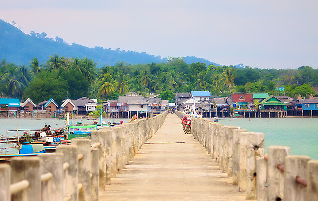 포토 JPG 해외이미지 구름 아시아 바다 섬 여행 태국 자연 하늘 낚시 날씨 휴가 건강 풍경 사람없음 목재 가로 물 파란색 마을 항구 어둠 바위 만 보트 휴양지 방파제 안다만 이국적 철책 콘크리트 파라다이스 폭풍우 수평선 해외202004 해외포토 자연요소 나무 공공시설 나라 컬러 배_교통 재료 교통시설 레저 장소 돌_바위 비_날씨 자연재해 생태계 파일형식 이미지허브