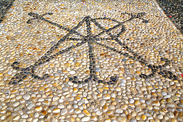 포토 JPG 해외이미지 디자인 유럽 선 벽 여행 백그라운드 십자가 곡선 건축양식 추상 휴가 벽돌 그림자 사람없음 빛 햇빛 갈색 교회 마을 페인트 이탈리아 바위 기둥 도시 역사 보행로 닫기 심볼 부식 질감 정사각형 모자이크 천연기념물 빈털터리 밀라노 블러 옛날 절개 콘크리트 해외202004 해외포토 도형 건축 나라 길 컬러 무늬 종교건축 모션 건물 태양 돌_바위 파일형식 이미지허브