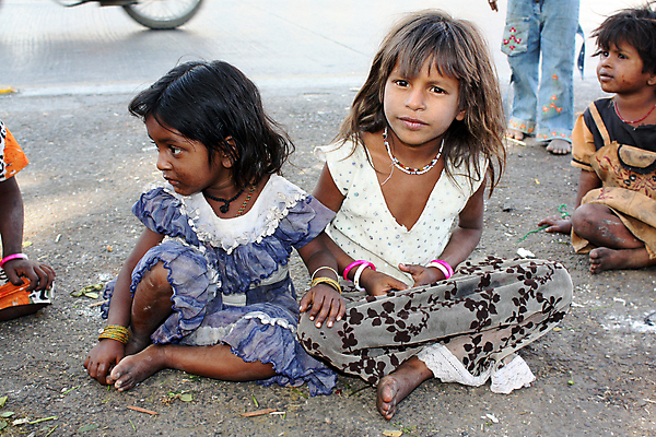 포토 JPG 해외이미지 아시아 도로 어린이 장난 가족 놀이 거리 앉기 동양인 여러명 친구 인디언 가난 인도인 자매 심플 형제 쉬는시간 언니 거지 노숙자 결백 길가 천진난만 해외202004 해외포토 외국인 여자 남자 나라 길 다수 컨셉 관계 교통시설 모션 휴식 아메리카 사람 인종 파일형식 이미지허브