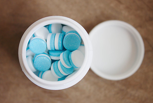 포토 JPG 해외이미지 과학 건강 병원 사람없음 치료 초록색 파란색 상자 알약 약 노란색 건강관리 고통 흰색 실험실 질병 컨테이너 약국 먹기 흰배경 예방 처방 중독 조제 돌봄 약사 치료제 치유 화학물질 항생제 해외202004 해외포토 감정 산업 컬러 백그라운드 의학 모션 실험 관리 화학 만들기 파일형식 이미지허브