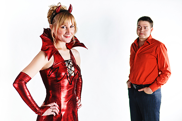 포토 JPG 해외이미지 커플 옷 여자 얼굴 장난 뿔 미소 사람 소녀 성인 두명 빨간색 파티 유행 연주자 할로윈 흰색 위험 악마 유혹 화재 나쁜 몬스터 지옥 해외202004 해외포토 어린이 컬러 컨셉 관계 표정 이벤트 신체부위 음악가 사건 파일형식 이미지허브