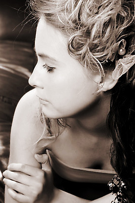 포토 JPG 해외이미지 백인 모델 여자 여유 얼굴 포즈 장신구 한명 사람 20대 금발 유행 닫기 피부 내추럴 특징 스타일 해외202004 해외포토 서양인 1 헤어스타일 감정 모션 청년 신체부위 파일형식 이미지허브