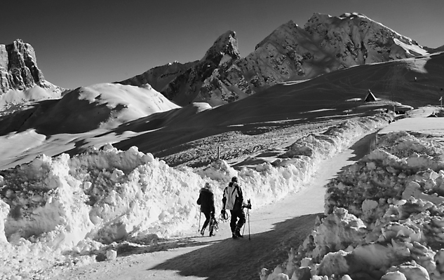포토 JPG 해외이미지 나무 계절 선 스포츠 여행 크리스마스 겨울 자연 하늘 날씨 휴가 스키 산 주택 그림자 사람 풍경 경사 사람없음 야외 건물 목재 파란색 빛 산타클로스 교회 얼음 이탈리아 추위 바위 흰색 신선 스노우보드 숲 12월 언덕 알프스 장면 절정 해외202004 해외포토 자연요소 식물 건축물 기념일 유럽 컬러 재료 종교건축 겨울스포츠 돌_바위 보드_스포츠 날짜 생태계 파일형식 이미지허브