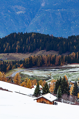 포토 JPG 해외이미지 나무 계절 공원 유럽 여행 백그라운드 겨울 자연 하늘 휴가 산 파노라마 국립공원 풍경 사람없음 야외 파란색 여행객 마을 계곡 놀람 이탈리아 하이킹 추위 가을 보트 숲 휴양지 알프스 완벽 절정 눈내림 해외202004 해외포토 식물 공공시설 감정 나라 컬러 컨셉 배_교통 레저 눈_날씨 촬영기법 표정 사람 장소 생태계 파일형식 이미지허브