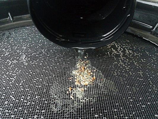 포토 JPG 해외이미지 통 사람없음 물 검은색 젖음 흐름 플라스틱 튜브 망사 해고 필터 해외202004 해외포토 자연요소 컬러 컨셉 비즈니스 재질 직물 파일형식 이미지허브