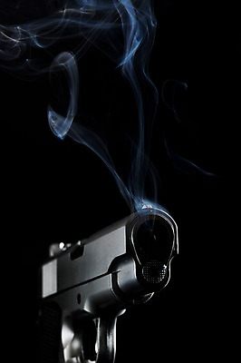 포토 JPG 스튜디오촬영 모양 무기 백그라운드 검은배경 실내 사람없음 권총 총 표현 연기 번짐 연기백그라운드 국내포토 내부 검은색 파일형식 효과