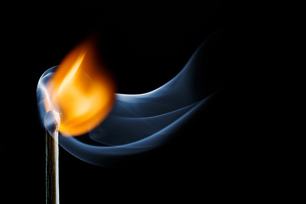 포토 JPG 스튜디오촬영 모양 백그라운드 검은배경 불 실내 사람없음 표현 연기 성냥 번짐 연기백그라운드 국내포토 자연요소 내부 검은색 파일형식 효과