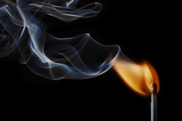 포토 JPG 스튜디오촬영 모양 백그라운드 검은배경 불 실내 사람없음 표현 연기 성냥 번짐 연기백그라운드 국내포토 자연요소 내부 검은색 파일형식 효과