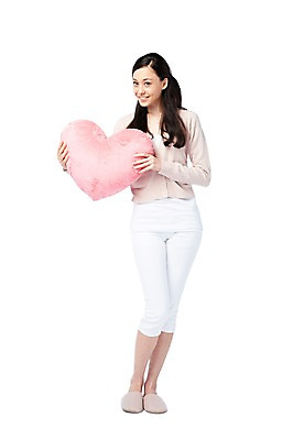 포토 JPG 스튜디오촬영 전신 서양인 외국인 백인 해외기획촬영 긴머리 2012년태국 여자 쿠션 모션 슬리퍼 실내 한명 서기 미소 웃음 들기 누끼 사람 20대 성인 앞모습 캐주얼 하트 하트쿠션 여자만 여자한명만 성인여자만 청년만 청년여자만 성인한명만 청년여자한명만 성인여자한명만 성인만 국내포토 모양 1 헤어스타일 옷 뷰포인트 신발 표정 인종 청년 내부 파일형식