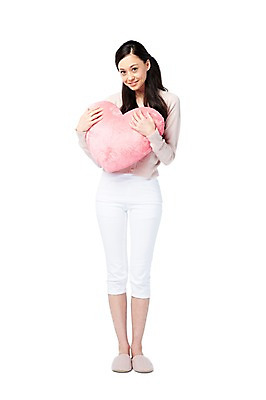 포토 JPG 스튜디오촬영 전신 서양인 외국인 백인 해외기획촬영 긴머리 2012년태국 여자 쿠션 모션 슬리퍼 실내 한명 서기 미소 웃음 들기 누끼 사람 20대 성인 앞모습 캐주얼 하트 하트쿠션 여자만 여자한명만 성인여자만 청년만 청년여자만 성인한명만 청년여자한명만 성인여자한명만 성인만 국내포토 모양 1 헤어스타일 옷 뷰포인트 신발 표정 인종 청년 내부 파일형식