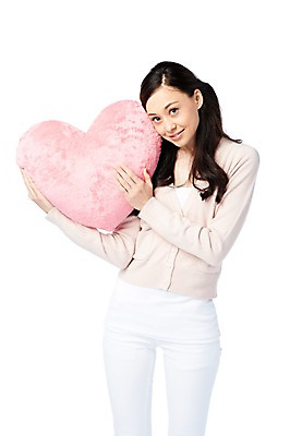 포토 JPG 스튜디오촬영 서양인 외국인 백인 해외기획촬영 긴머리 2012년태국 여자 쿠션 모션 실내 한명 서기 미소 웃음 들기 누끼 사람 20대 성인 앞모습 캐주얼 하트 하트쿠션 여자만 여자한명만 성인여자만 청년만 청년여자만 성인한명만 청년여자한명만 성인여자한명만 성인만 국내포토 모양 1 헤어스타일 옷 뷰포인트 표정 인종 청년 내부 파일형식