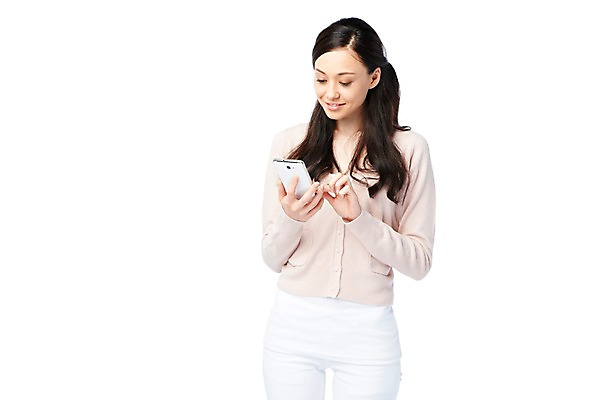 포토 JPG 스튜디오촬영 서양인 외국인 백인 해외기획촬영 긴머리 응시 2012년태국 여자 실내 한명 서기 미소 웃음 들기 누끼 사람 상반신 20대 성인 라이프 앞모습 캐주얼 스마트폰 핸드폰 여자만 여자한명만 성인여자만 청년만 청년여자만 성인한명만 청년여자한명만 성인여자한명만 성인만 국내포토 1 헤어스타일 시선 옷 뷰포인트 모션 표정 인종 청년 내부 생활 전자제품 스마트기기 파일형식