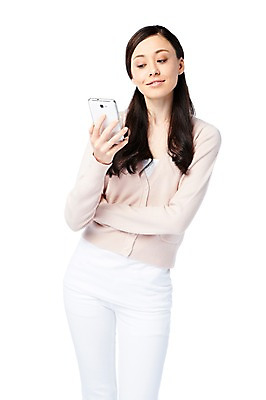 포토 JPG 스튜디오촬영 서양인 외국인 백인 해외기획촬영 긴머리 응시 2012년태국 여자 실내 한명 서기 미소 웃음 들기 누끼 사람 20대 성인 라이프 앞모습 캐주얼 스마트폰 핸드폰 여자만 여자한명만 성인여자만 청년만 청년여자만 성인한명만 청년여자한명만 성인여자한명만 성인만 국내포토 1 헤어스타일 시선 옷 뷰포인트 모션 표정 인종 청년 내부 생활 전자제품 스마트기기 파일형식