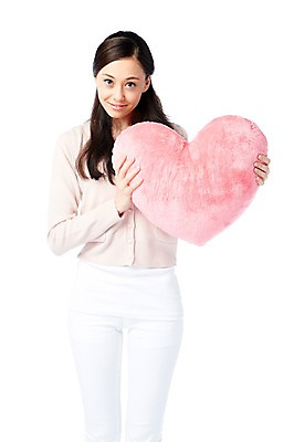 포토 JPG 스튜디오촬영 서양인 외국인 백인 해외기획촬영 긴머리 2012년태국 여자 쿠션 모션 실내 한명 서기 미소 웃음 들기 누끼 사람 20대 성인 앞모습 캐주얼 하트 하트쿠션 여자만 여자한명만 성인여자만 청년만 청년여자만 성인한명만 청년여자한명만 성인여자한명만 성인만 국내포토 모양 1 헤어스타일 옷 뷰포인트 표정 인종 청년 내부 파일형식