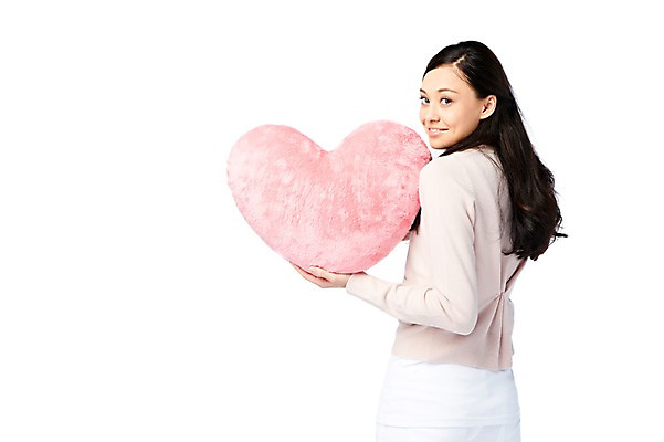 포토 JPG 스튜디오촬영 서양인 외국인 백인 해외기획촬영 긴머리 2012년태국 여자 쿠션 모션 실내 한명 서기 미소 웃음 들기 누끼 사람 상반신 20대 성인 뒷모습 캐주얼 하트 뒤돌아보기 하트쿠션 여자만 여자한명만 성인여자만 청년만 청년여자만 성인한명만 청년여자한명만 성인여자한명만 성인만 국내포토 모양 1 헤어스타일 옷 뷰포인트 표정 인종 청년 내부 파일형식