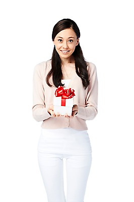 포토 JPG 스튜디오촬영 서양인 외국인 백인 해외기획촬영 긴머리 2012년태국 여자 모션 실내 선물 한명 서기 미소 웃음 들기 누끼 사람 이벤트 20대 성인 라이프 앞모습 캐주얼 선물상자 여자만 여자한명만 성인여자만 청년만 청년여자만 성인한명만 청년여자한명만 성인여자한명만 성인만 국내포토 1 헤어스타일 옷 뷰포인트 표정 인종 청년 내부 생활 상자 파일형식