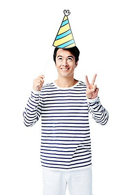 포토 JPG 스튜디오촬영 서양인 외국인 백인 해외기획촬영 응시 2012년태국 남자 종이 모션 실내 한명 미소 웃음 들기 누끼 사람 손짓 이벤트 상반신 성인 라이프 앞모습 캐주얼 30대 줄무늬 고깔모자 올려보기 브이 페이퍼플레이 성인남자한명만 장년만 장년남자만 장년남자한명만 국내포토 모자_잡화 1 시선 옷 뷰포인트 무늬 표정 인종 내부 생활 장년 남자만 남자한명만 성인남자만 성인만 파일형식