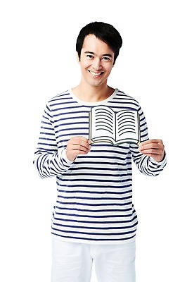 포토 JPG 스튜디오촬영 서양인 외국인 백인 해외기획촬영 2012년태국 남자 종이 모션 실내 한명 서기 미소 웃음 들기 누끼 사람 상반신 성인 라이프 앞모습 책 캐주얼 30대 줄무늬 페이퍼플레이 성인남자한명만 장년만 장년남자만 장년남자한명만 국내포토 1 옷 뷰포인트 무늬 표정 인종 내부 생활 장년 남자만 남자한명만 성인남자만 성인만 파일형식