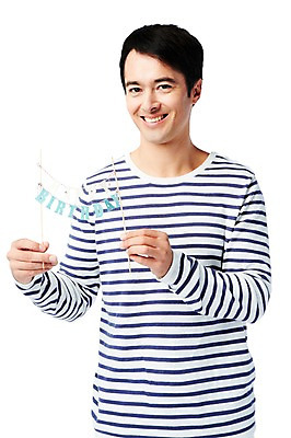 포토 JPG 스튜디오촬영 서양인 외국인 백인 해외기획촬영 문자 영어 2012년태국 남자 모션 실내 한명 미소 웃음 들기 누끼 사람 이벤트 상반신 성인 라이프 앞모습 캐주얼 30대 줄무늬 축하 생일 생일축하 성인남자한명만 장년만 장년남자만 장년남자한명만 국내포토 1 옷 기념일 뷰포인트 컨셉 무늬 표정 인종 내부 생활 장년 남자만 남자한명만 성인남자만 성인만 파일형식