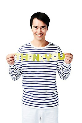 포토 JPG 스튜디오촬영 서양인 외국인 백인 해외기획촬영 문자 영어 2012년태국 남자 모션 실내 한명 서기 미소 웃음 들기 누끼 사람 상반신 성인 라이프 앞모습 캐주얼 30대 줄무늬 감사 땡큐 성인남자한명만 장년만 장년남자만 장년남자한명만 국내포토 1 옷 감정 뷰포인트 무늬 표정 인종 내부 생활 장년 남자만 남자한명만 성인남자만 성인만 파일형식