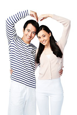 포토 JPG 스튜디오촬영 서양인 외국인 백인 해외기획촬영 라이프스타일 부부 커플 2012년태국 여자 남자 행복 커플라이프 신혼부부 모션 남편 함께함 실내 사랑 서기 미소 웃음 누끼 사람 손짓 성인 두명 라이프 앞모습 캐주얼 30대 하트 아내 신혼 장년만 성인만 국내포토 모양 옷 감정 뷰포인트 컨셉 관계 표정 인종 내부 생활 장년 파일형식