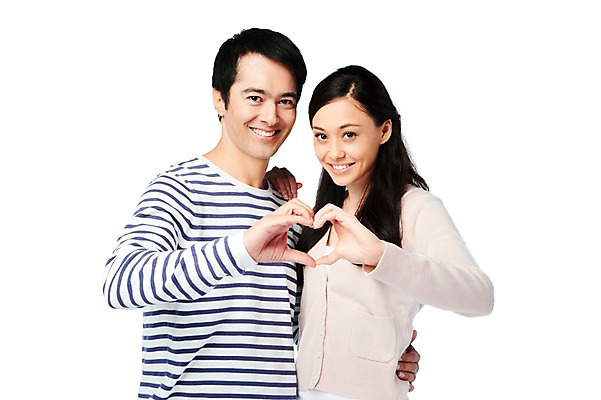 포토 JPG 스튜디오촬영 서양인 외국인 백인 해외기획촬영 라이프스타일 부부 커플 2012년태국 여자 남자 행복 커플라이프 신혼부부 모션 남편 함께함 실내 사랑 미소 웃음 누끼 사람 손짓 상반신 성인 두명 라이프 앞모습 캐주얼 30대 하트 아내 신혼 장년만 성인만 국내포토 모양 옷 감정 뷰포인트 컨셉 관계 표정 인종 내부 생활 장년 파일형식