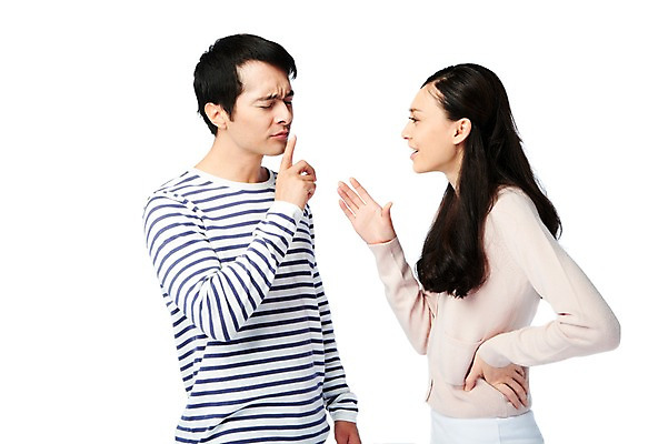 포토 JPG 스튜디오촬영 서양인 외국인 백인 해외기획촬영 라이프스타일 부부 커플 2012년태국 여자 남자 커플라이프 신혼부부 남편 함께함 실내 누끼 사람 손짓 상반신 성인 두명 라이프 옆모습 캐주얼 30대 마주보기 분노 아내 싸움 신혼 쉿 부부싸움 말다툼 장년만 성인만 국내포토 옷 감정 뷰포인트 컨셉 관계 모션 인종 내부 생활 장년 조용 파일형식