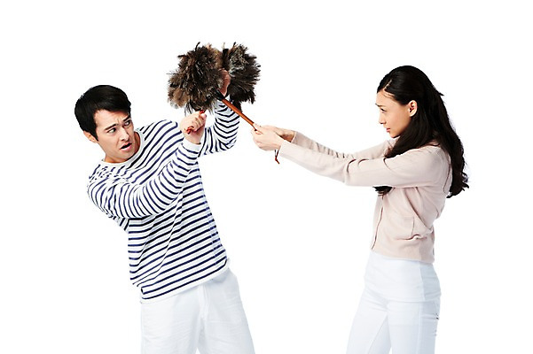 포토 JPG 스튜디오촬영 서양인 외국인 백인 해외기획촬영 라이프스타일 부부 커플 2012년태국 여자 남자 커플라이프 신혼부부 남편 함께함 실내 서기 들기 누끼 사람 상반신 성인 두명 라이프 옆모습 캐주얼 30대 마주보기 분노 아내 먼지떨이 싸움 신혼 부부싸움 장년만 성인만 국내포토 옷 감정 뷰포인트 컨셉 관계 모션 인종 내부 생활 장년 청소도구 파일형식