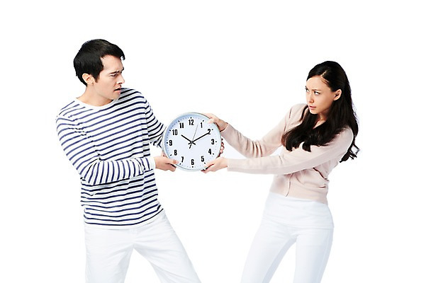 포토 JPG 스튜디오촬영 서양인 외국인 백인 해외기획촬영 라이프스타일 부부 커플 2012년태국 여자 남자 시계 커플라이프 신혼부부 남편 함께함 실내 서기 들기 누끼 사람 성인 두명 라이프 캐주얼 30대 마주보기 시간 아내 당기기 싸움 신혼 부부싸움 장년만 성인만 국내포토 옷 컨셉 관계 모션 인종 내부 생활 장년 파일형식