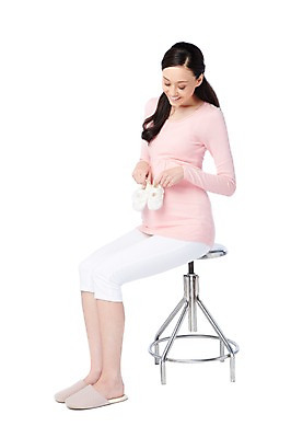 포토 JPG 스튜디오촬영 전신 서양인 외국인 백인 해외기획촬영 라이프스타일 응시 2012년태국 여자 여유 신발 의자 실내 실내화 한명 미소 웃음 들기 누끼 사람 앉기 20대 성인 라이프 옆모습 임산부 임신 출산 아기신발 출산준비 여자만 여자한명만 성인여자만 청년만 청년여자만 성인한명만 청년여자한명만 성인여자한명만 성인만 국내포토 1 시선 감정 뷰포인트 가구 모션 표정 인종 청년 내부 생활 아기용품 파일형식