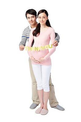 포토 JPG 스튜디오촬영 전신 서양인 외국인 백인 해외기획촬영 문자 라이프스타일 부부 커플 2012년태국 여자 남자 종이 여유 커플라이프 신혼부부 남편 실내 서기 미소 웃음 들기 누끼 사람 성인 두명 라이프 앞모습 캐주얼 30대 임산부 임신 아내 출산 감사 신혼 땡큐 장년만 성인만 국내포토 옷 감정 뷰포인트 관계 모션 표정 인종 내부 생활 장년 파일형식