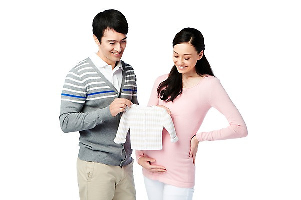 포토 JPG 스튜디오촬영 서양인 외국인 백인 해외기획촬영 라이프스타일 부부 커플 2012년태국 옷 여자 남자 여유 커플라이프 신혼부부 남편 실내 서기 미소 웃음 들기 누끼 사람 상반신 성인 두명 라이프 앞모습 캐주얼 30대 임산부 임신 아내 출산 신혼 유아복 출산준비 장년만 성인만 국내포토 감정 뷰포인트 관계 모션 표정 인종 내부 생활 장년 아기용품 파일형식