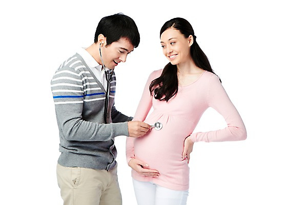 포토 JPG 스튜디오촬영 서양인 외국인 백인 해외기획촬영 라이프스타일 부부 커플 2012년태국 여자 남자 여유 커플라이프 청진기 신혼부부 남편 실내 서기 미소 웃음 들기 누끼 사람 상반신 성인 두명 라이프 앞모습 캐주얼 30대 임산부 임신 진료 듣기 아내 출산 신혼 장년만 성인만 국내포토 옷 감정 뷰포인트 의학 관계 의료기기 모션 표정 인종 내부 생활 장년 파일형식