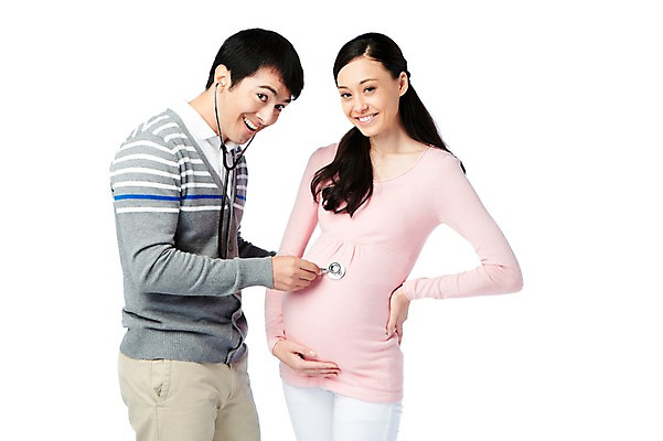 포토 JPG 스튜디오촬영 서양인 외국인 백인 해외기획촬영 라이프스타일 부부 커플 2012년태국 여자 남자 여유 커플라이프 청진기 신혼부부 남편 실내 서기 미소 웃음 들기 누끼 사람 상반신 성인 두명 라이프 앞모습 캐주얼 30대 임산부 임신 진료 듣기 아내 출산 신혼 장년만 성인만 국내포토 옷 감정 뷰포인트 의학 관계 의료기기 모션 표정 인종 내부 생활 장년 파일형식